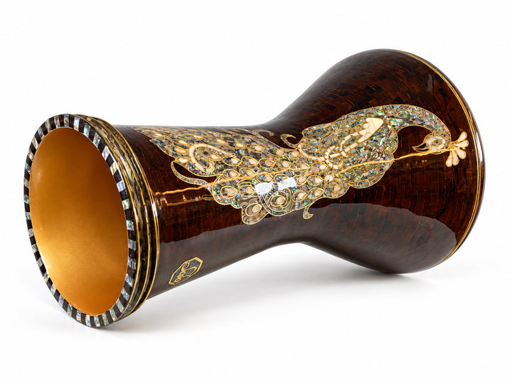 Sala Amber Peacock Sombaty darbuka på sidan, som visar den öppna basen och ett blekt påfågelmotiv på en mörk bärnstensbrun mosaikbakgrund.