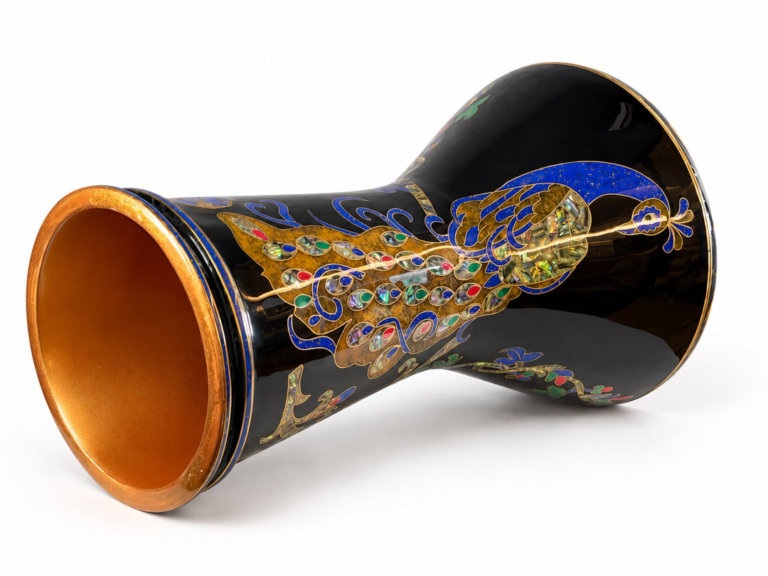 Sala Midnight Peacock Sombaty darbuka på sidan, som visar den öppna basen och en blå-guldpåfågel med färgglada svansdetaljer på en mörk finish.