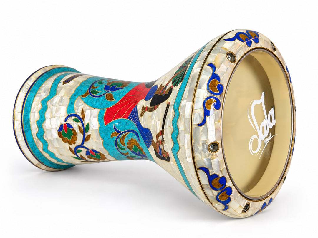 Sala Nile Muse Sombaty darbuka på sin sida, som visar det Sala-märkta trumskinnet och egyptisk-inspirerade figurer, turkosa bårder och färgglada blommiga rullar.