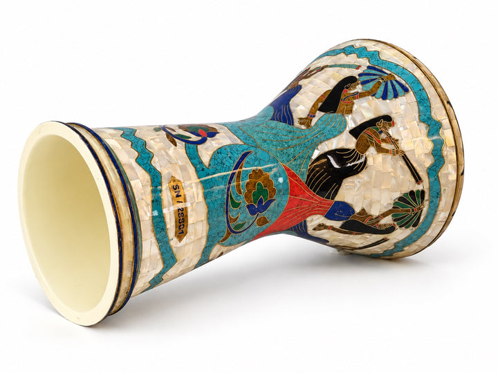 Sala Nile Muse Sombaty darbuka på sin sida, som visar den öppna basen och egyptisk-inspirerade figurer, turkosa bårder och färgglada blommiga rullar.