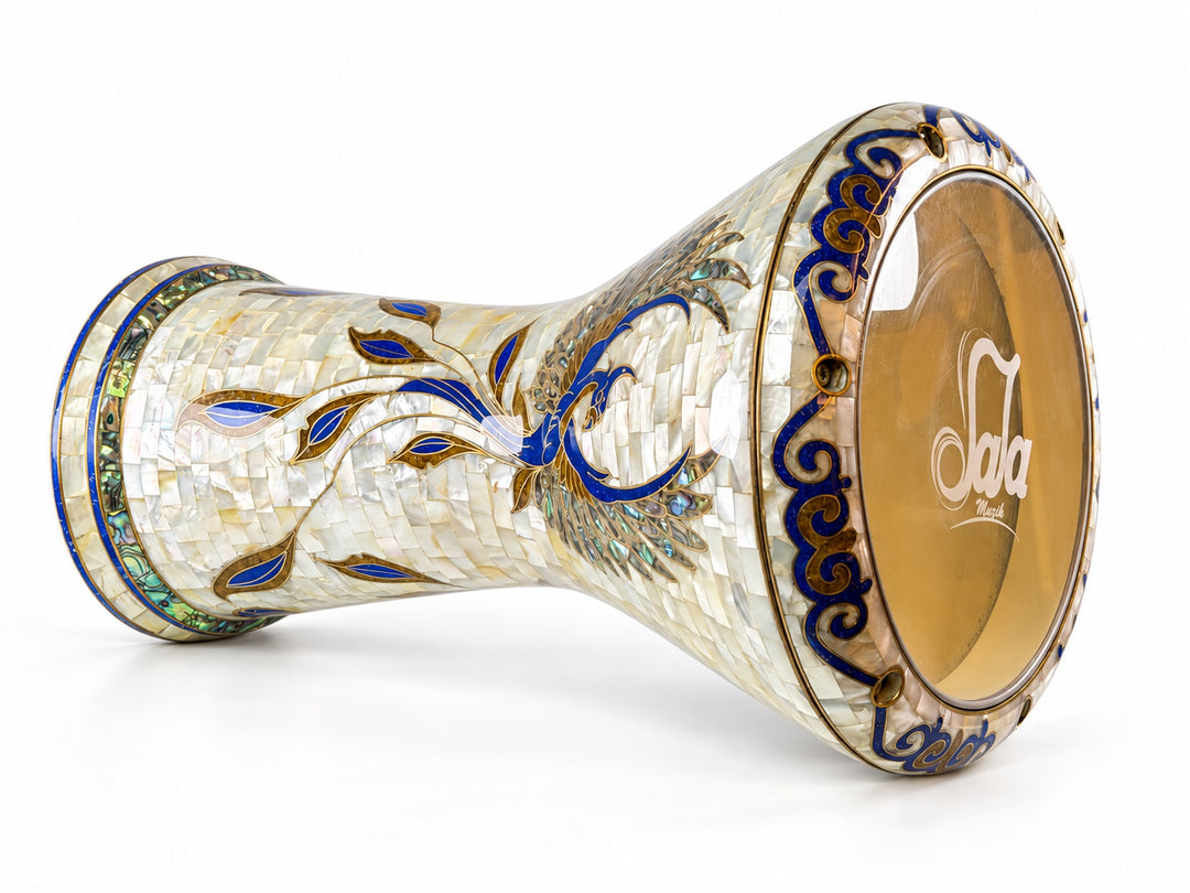 Sala Phoenix Pearl Sombaty darbuka på siden, viser det Sala-merkede trommeskinnet og et feiende blå-og-gull fuglemotiv på blek mosaikk.