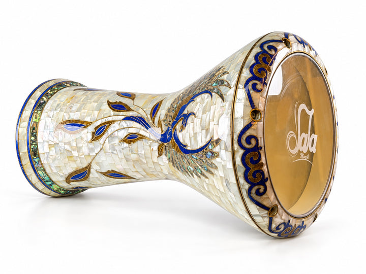 Sala Phoenix Pearl Sombaty darbuka på siden, viser det Sala-merkede trommeskinnet og et feiende blå-og-gull fuglemotiv på blek mosaikk.