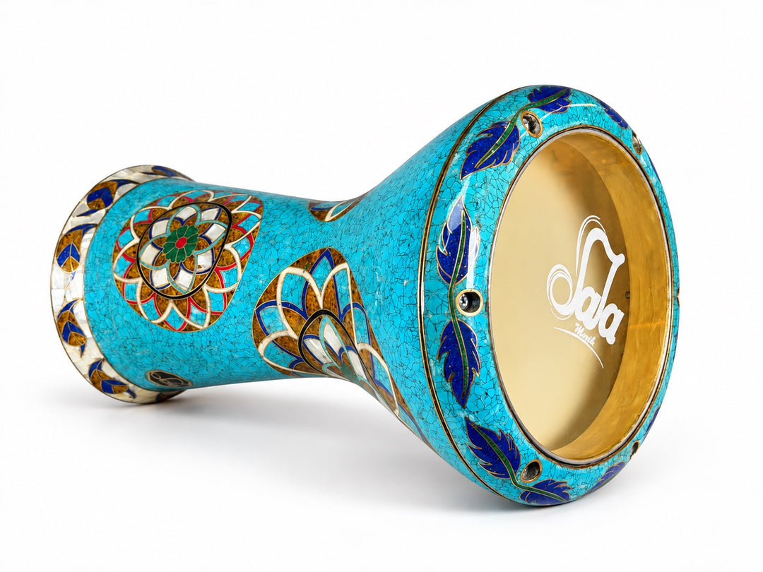 Sala Turquoise Lotus Sombaty darbuka på sin sida, som visar Sala-märkt trumskinn och turkosfärgad mosaik och blommiga medaljonger i lager.