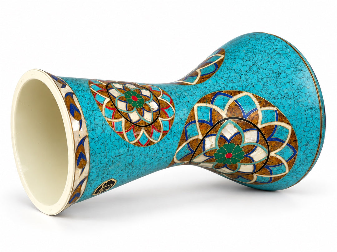 Sala Turquoise Lotus Sombaty darbuka på sidan, som visar den öppna basen och turkosfärgad mosaik och blommiga medaljonger i lager.
